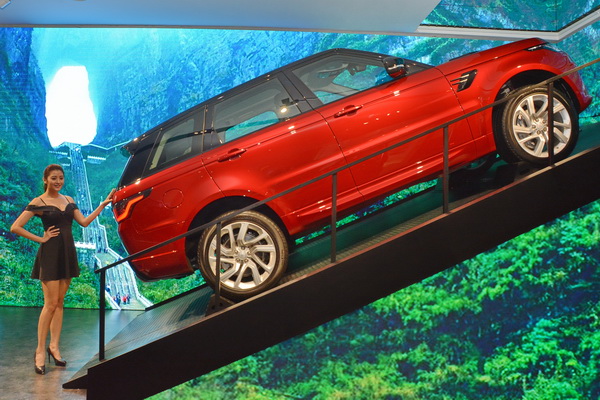 逛百貨兼賞車，Jaguar Land Rover Studio 體驗館入住微風信義商圈！