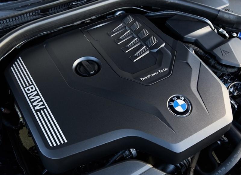 330i 動力來源仍為 B48 系列的 2.0 升直 4 TwinPower Turbo 引擎，但最大馬力提升至 258 匹（原為 252 匹），扭力峰值亦由 35.7 公斤米增強為 40.8 公斤米，輸出表現有感進化。