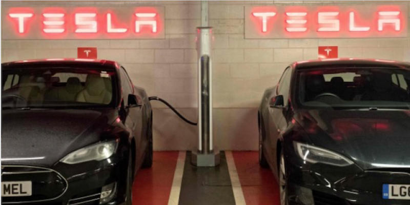 美國電動車大廠特斯拉將於本月底終止全球超級充電站免費充電服務。（法新社）