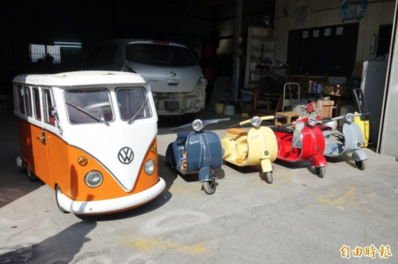 鈑金師傅史金福，全鐵手工打造迷你偉士牌機車，以及迷你福斯 T1。（記者劉曉欣攝）