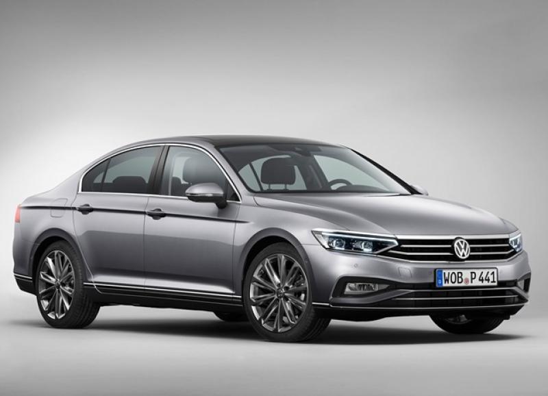 Volkswagen 小改款 Passat 車系的車頭前臉有著全新風貌，並換上 IQ.LIGHT 矩陣式 LED 頭燈（下圖特寫）。