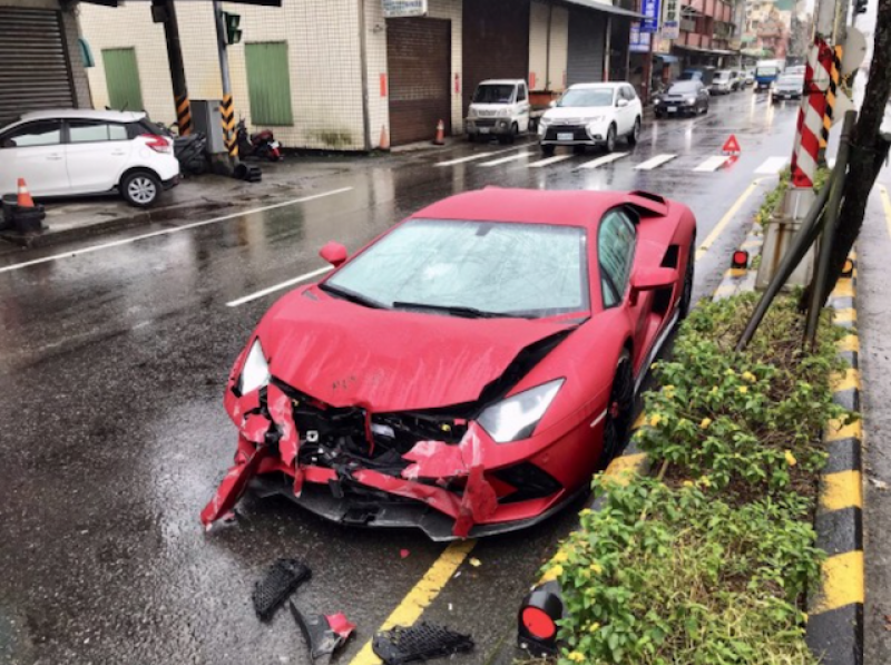 一輛紅色藍寶堅尼 Lamborghini Aventador S，今天上午行經新北市萬里區加投路時，失控自撞安全島，安全氣囊爆開。（擷取自「北海岸全民聯盟公社」）