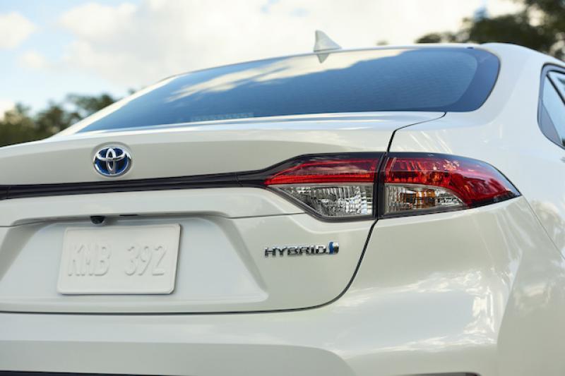 車尾部分，也會有 Hybrid 銘牌以及藍色的 Toyota 標誌。