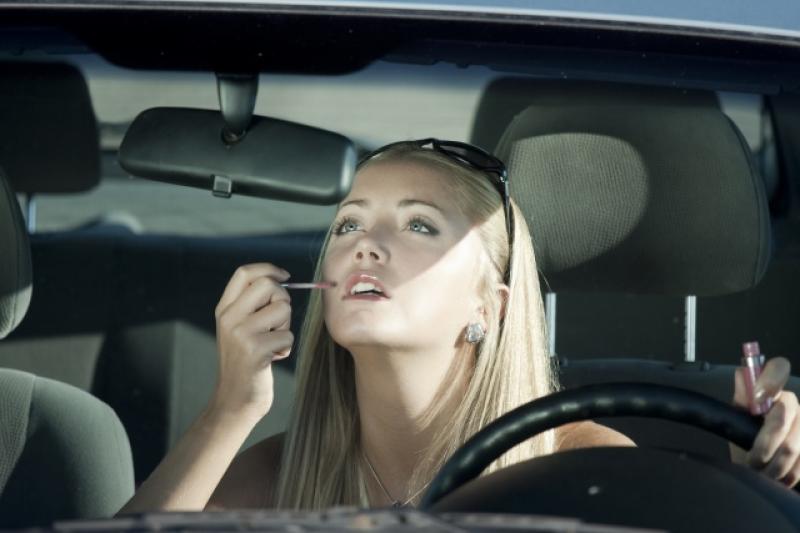 開車時化妝是許多女性通勤族的常態。