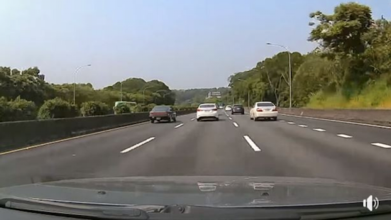 民眾以親身經歷指稱，多輛龜速車併排行駛，這就是「塞車的起頭」。（圖擷取自爆料公社）