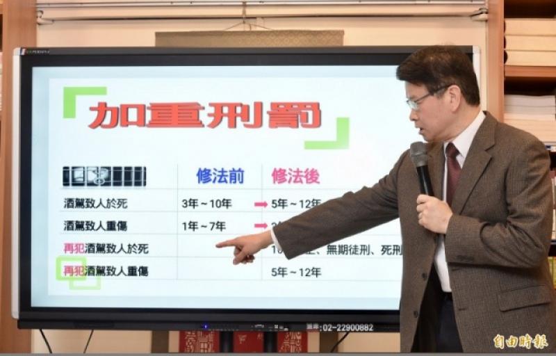 法務部長檢察司長王俊力27日下午與媒體茶敘，公布酒駕肇事修法內容。（記者羅沛德攝）
