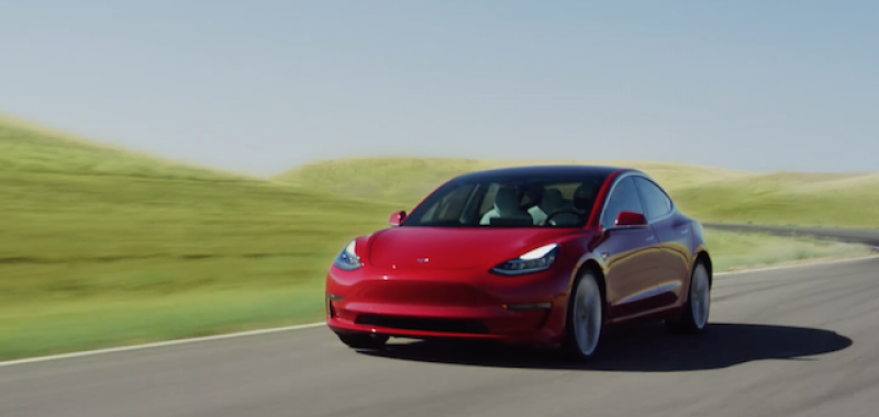 Tesla Model 3 標準版，售價為一開始喊出的 35,000 美元。