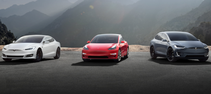 Model S（左）及 Model X（右）的全球大降價，引發車迷們一片譁然。