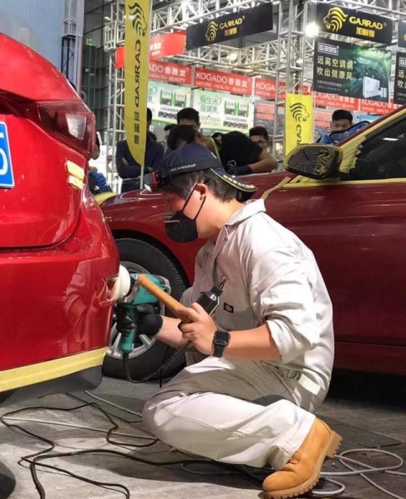 台灣師傅陳俊霖。（圖翻攝自爆廢公社）
