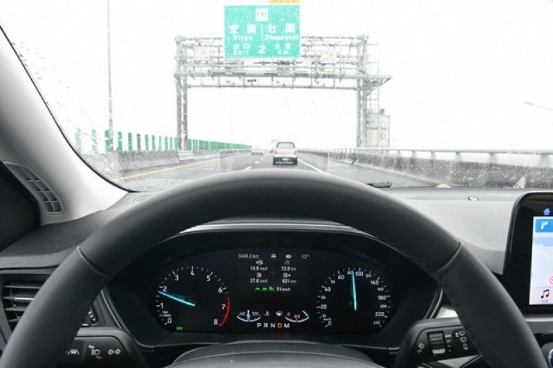 高速路段依然能維持順暢的駕馭風格，遇到前方慢車，適時提早變換車道，能減少剎車、補油門的次數，來降低動能消耗。