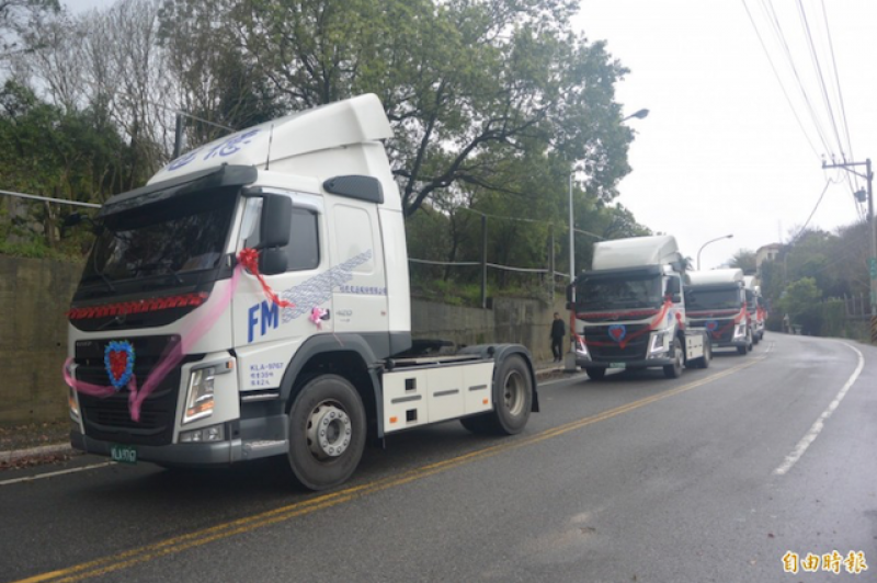 貨車司機李冠儒用 6 輛拖車頭當迎娶車隊，浩浩蕩蕩的前往女方家迎娶。（記者張勳騰攝）