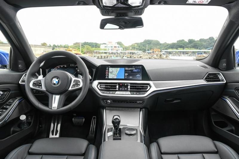 在先前大改款 X5 出現的「你好！BMW」聲控助理功能，此次也一併導入在新 3 系列上，另外可記憶停車前 50 公尺的自動停車巡跡輔助系統也沒少，可幫駕駛減少狹窄巷弄停車的恐懼。