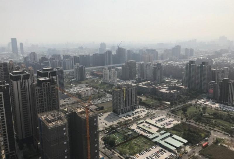保時捷便投資12億元在新莊蓋展示暨服務中心，佔地約3100坪。圖為鄰近展示場的新莊副都心（記者徐義平攝）