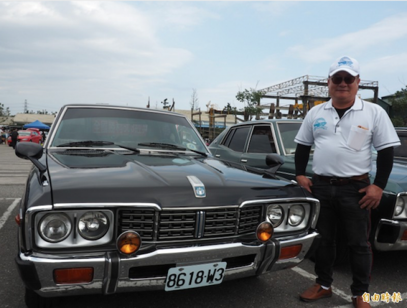 台東的勝利 803 車友王國政開著愛車，開心與其他車友聚會。（記者王秀亭攝）