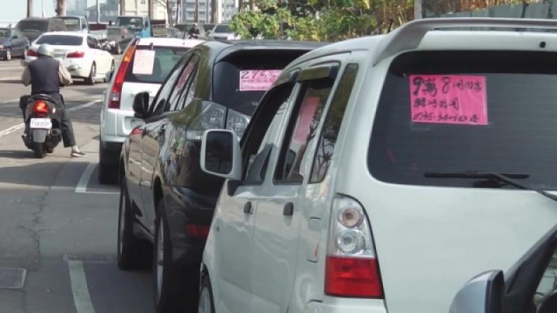 北屯區旱溪東路二段兩側路邊的免收費停車格長期被週邊車商佔用，宛如中古車展售場。（記者許國楨翻攝）