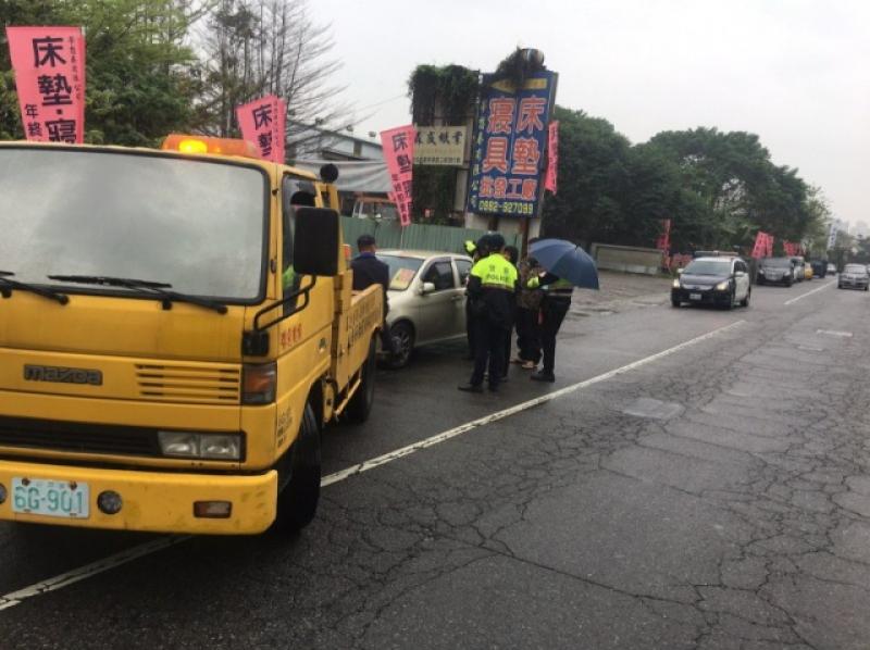 警方針對違規汽車買賣業者開單舉發並拖吊移置保管。（記者許國楨翻攝）（記者許國楨攝）