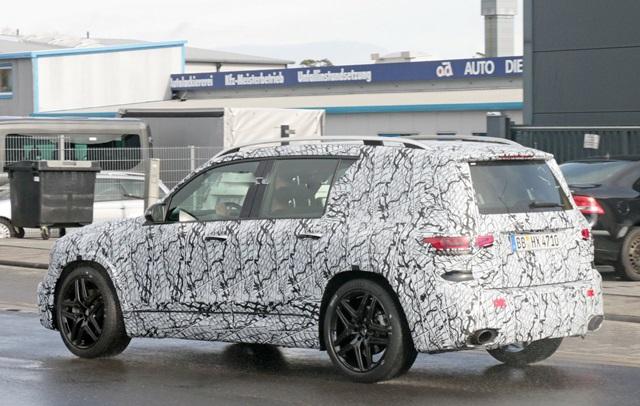 GLB 比起入門的 GLA 車系,擁有更寬敞的車室空間。