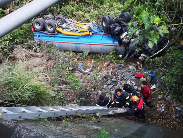 油罐車對撞千萬超跑翻落山谷，警消救援。（記者蔡宗憲翻攝）