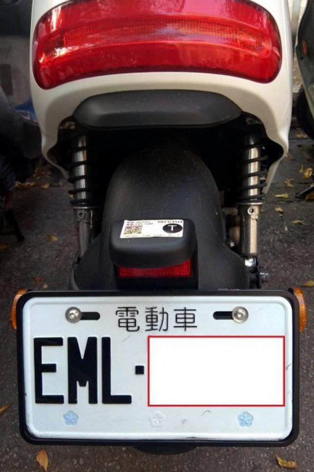 車牌上有「電動車」字樣，不必申請，即可免費停在台中市公有停車格。（台中市政府交通局提供）