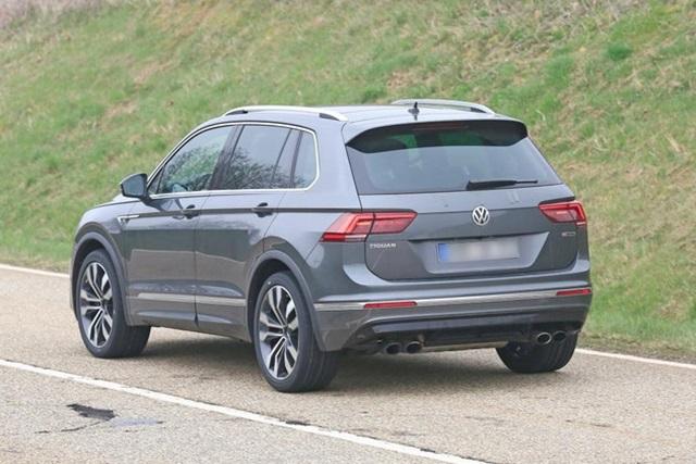 Tiguan R 在外觀上有著 R 字樣的專屬銘牌，以及透過雙邊四出排氣管來突顯特殊的高性能地位。