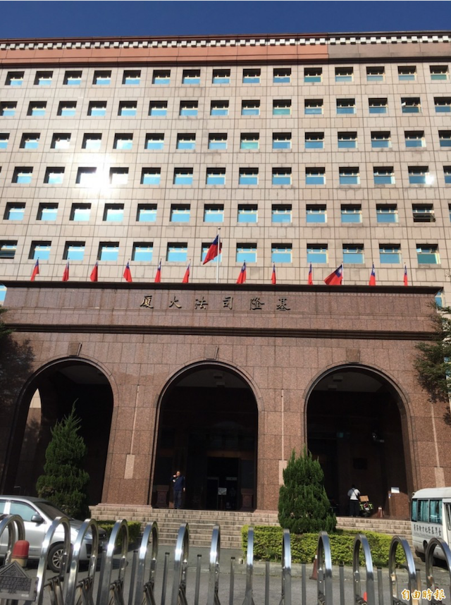 蔡姓男子騎重機行經淡水區台 2 線，被移動式測速照相機拍到超速 61 公里，他認為警方未依規定在測速照相機前方設置警告標誌，控告警方違法取締；基隆地院調查時，警方拿不出證據佐證，法院因此判蔡不用受罰。（記者林嘉東攝）
