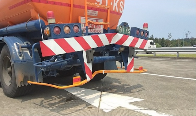 油罐車後方遭追撞，有明顯凹痕。（記者鄭名翔翻攝）