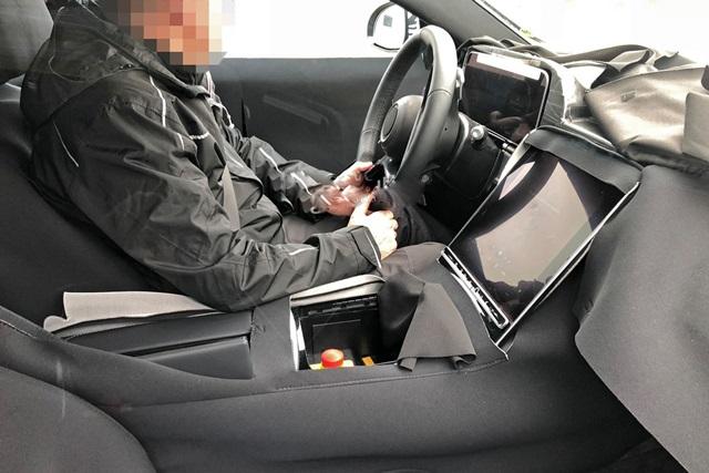 為了營造新鮮感，未來大改款的 S-Class、C-Class 會先用上新的內裝。（此為 S-Class 測試車內裝照。）