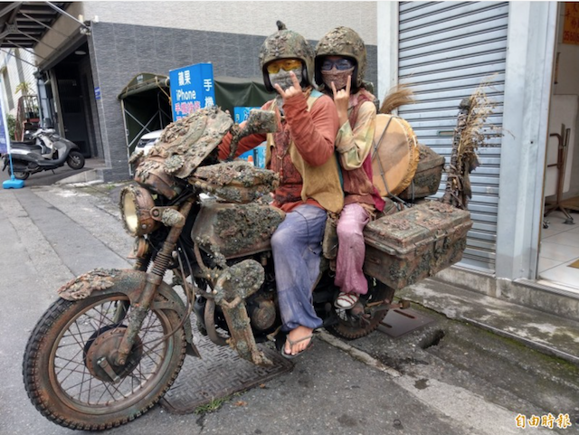 台中市民王文宗（左）騎著猶如海神改裝的復古機車到南投遊玩，懷舊鏽蝕又華麗的裝飾，成為街頭亮點。（記者劉濱銓攝）