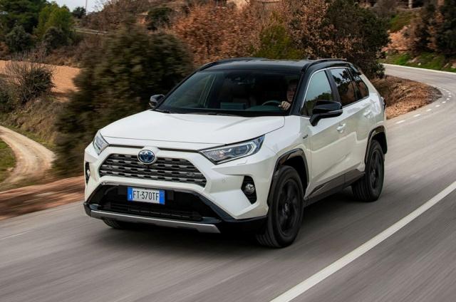 Toyota RAV4 汽油動力版本成功上榜，也是唯一非油電動力上榜的中型 SUV 車款。