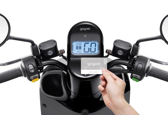 iQ System 智慧鑰匙卡，可解鎖及上鎖車輛，同時也是一張信用卡。