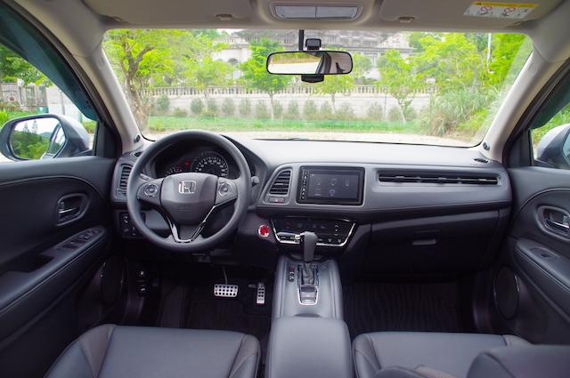 中控螢幕為選配，支援 Apple Carplay 及 Android Auto。