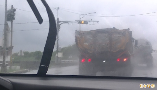 惡劣！又見台二線砂石車逼小車 警強力開罰砂石車求饒