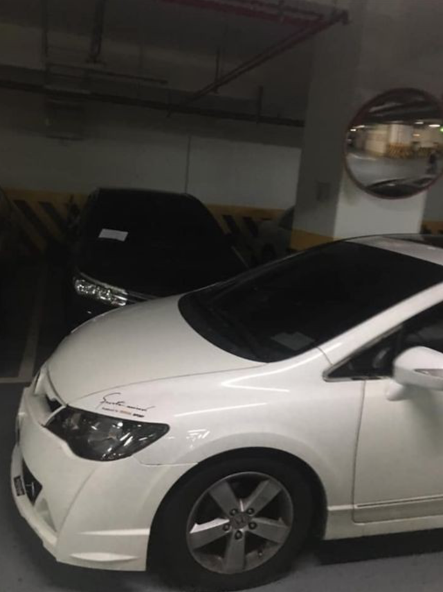 原 PO 一氣之下將自己的白色轎車橫停在豐田轎車前，讓對方進退兩難。（圖取自爆廢公社）