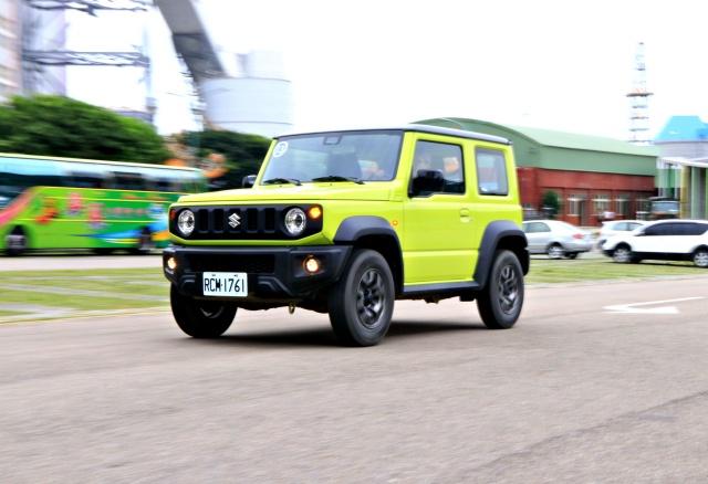 以越野車的標準來看 Jimny 的公路表現，已經算是能滿足一般通勤需求。