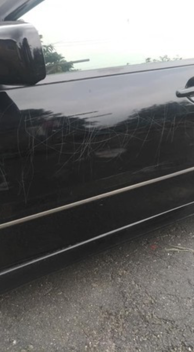 車主哭笑不得！愛車慘遭刮毀 兇手竟是「她們」…