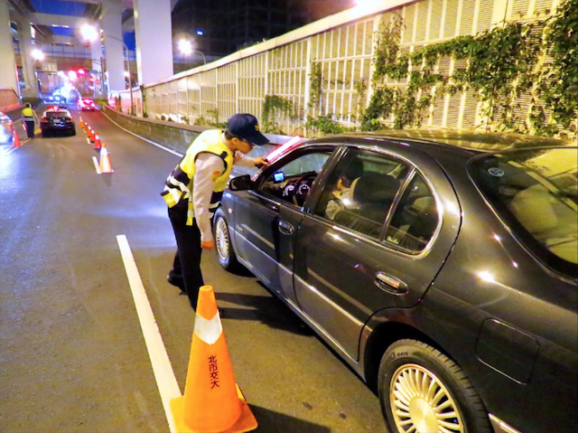 酒駕已成全民公敵，警方常在夜間加強臨檢執行酒測。 （資料照，台北市交通大隊提供）