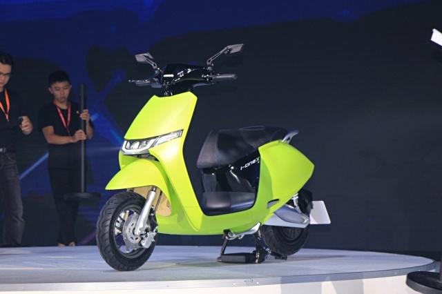光陽推出全新 i-one X 電動機車，擁有未來感造型，預計年底上市。