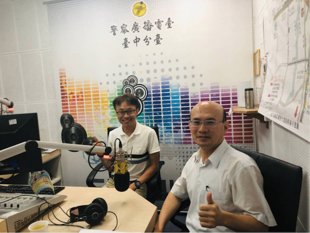 台中市交大副大隊長林鉦哲（右）到電台接受專訪。（記者許國楨翻攝）