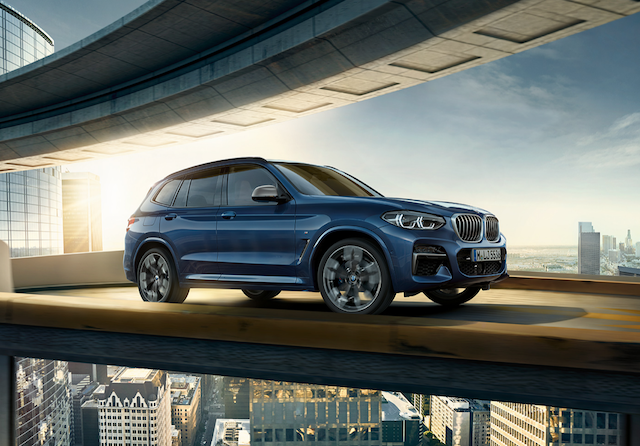 藝人遭偷拍時所乘坐的 BMW X3，這幾天曝光量相當高。新年式車型也剛好在這時間點公布。