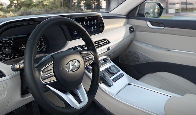 車內提供相當多的便利設計，置物、杯架、USB 充電孔等。