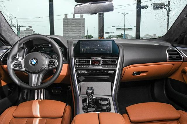 座艙格局為 BMW G 世代家族設計，但 M850i 帶來更高等級的材質細膩鋪陳。