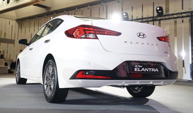 車尾具備新尾燈，同時牌照下移，並於中間放上 Elantra 字樣。