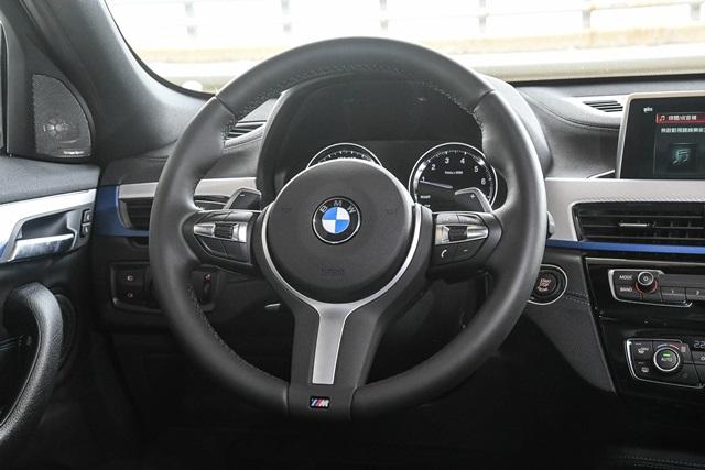 X2 M35i 並未搭載旗下完整的主動安全系統，故方向盤左側按鍵則少了主動跟車定速巡航的控制、設定按鍵。