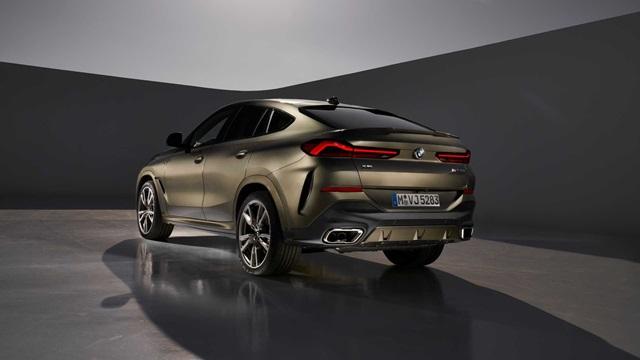圖為 X6 M50i 車型，為了迎合性能身份，外觀採用更具侵略氣息的空力套件。