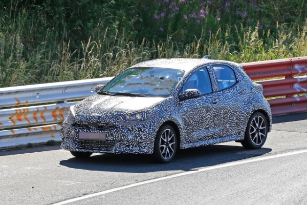 新一代 Yaris 一般車型現身，外觀與內裝細節都有驚喜！