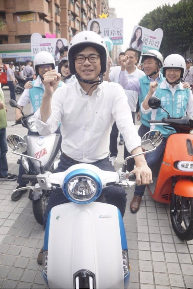 Gogoro 電動機車全台累積銷售突破 18 萬台，行政院副院長陳其邁明日將至桃園龜山參訪 Gogoro 工廠，並試乘體驗 Gogoro 電動機車。圖為去年陳其邁參選高雄市長期間，騎乘電動機車掃街拜票。（資料照）
