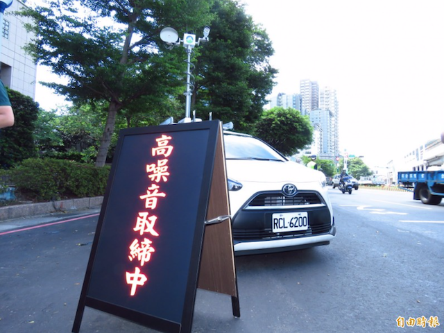 「聲音照相車」上的聲音照相系統，可裝在不同車輛上移動稽查，每組造價約 200 萬。（記者陳心瑜攝）