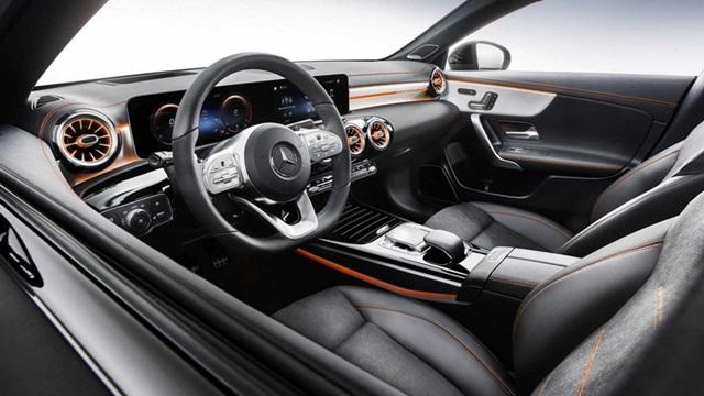比起 A-Class，CLA 有一項特殊專有功能，能透過手勢開啟車室內燈光，讓車主與乘客更輕鬆進行操控。