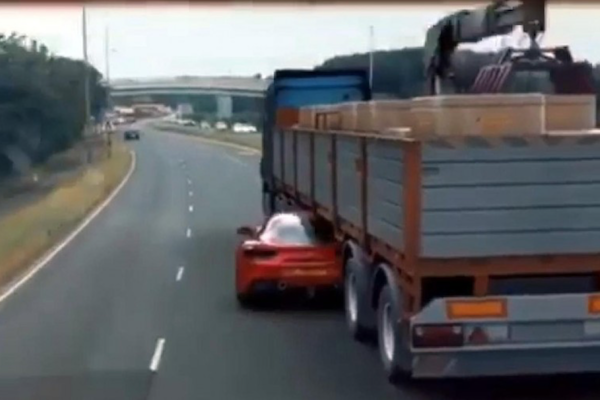 驚！穿越秀畫面曝光 大卡車「生出」跑車…