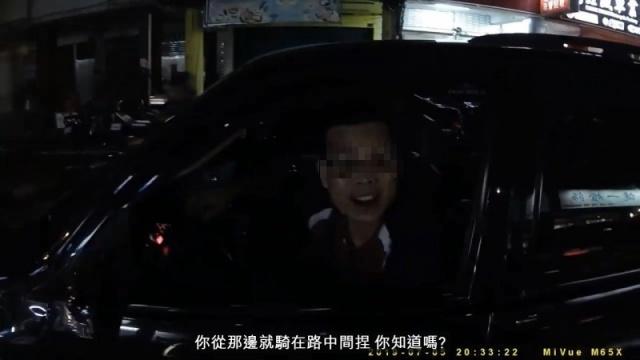 逼車的休旅車駕駛嗆聲說，「我是在教你行車安全」。（記者張瑞楨翻攝自YOUTUBE）